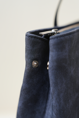 Side close-up of the Rodeo Totepack Blue showing stitching details, side panel structure, and the refined Amrée craftsmanship.