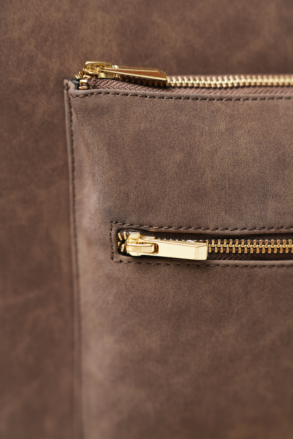 Close-up of the Rodeo Totepack Brown showing the front pocket and zipper chain, highlighting Amrée’s detailing and premium finish.